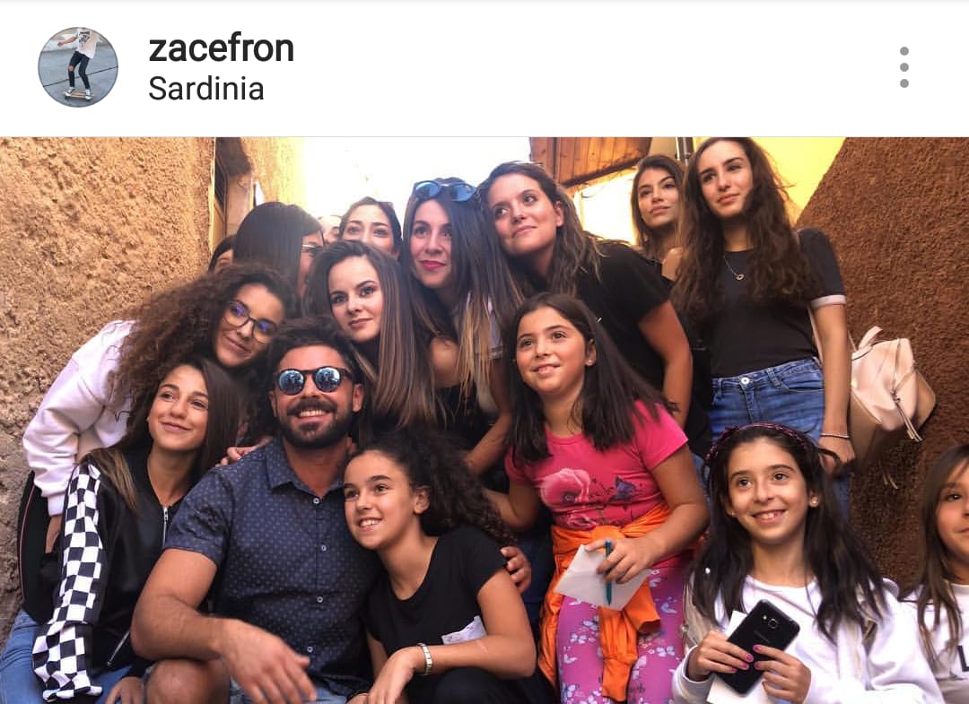 Zac Efron circondato da fan per le strade di Aritzo