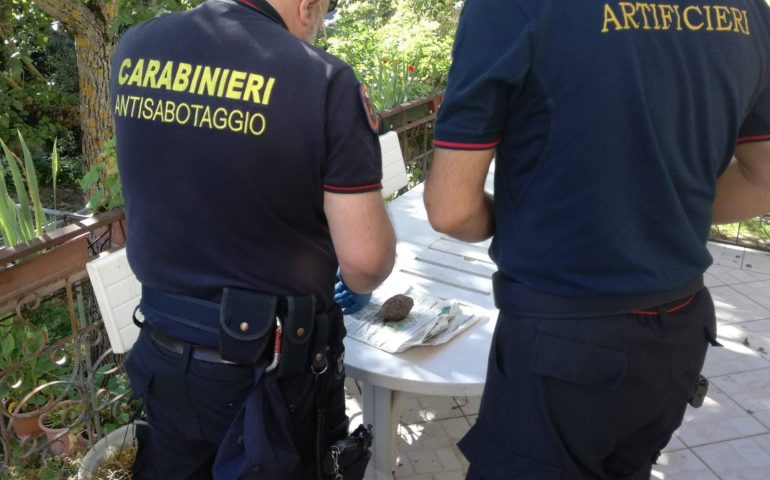 Sadali, trova una bomba a mano mentre fa giardinaggio: gli artificieri mettono in sicurezza la zona