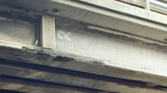 SS 131: cadono calcinacci da cavalcavia sopra un’auto. Paura a Sedilo