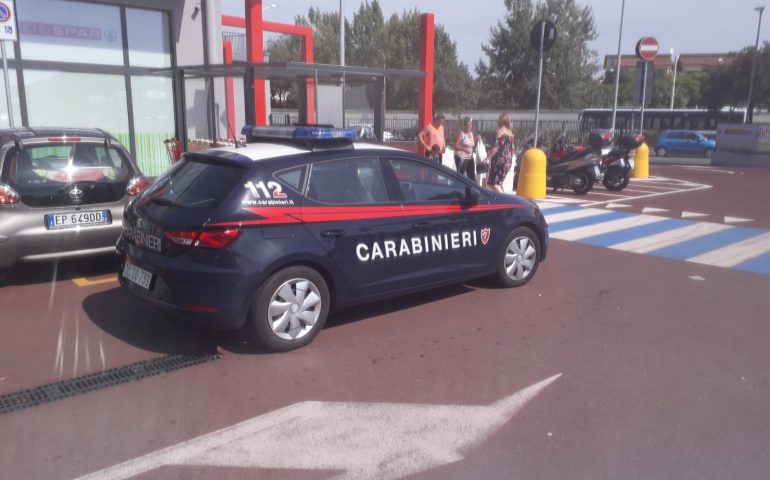 Bisticcia con l’ex convivente e le squarcia le ruote dell’auto. Arrestato 45enne nel parcheggio del supermercato del Poetto