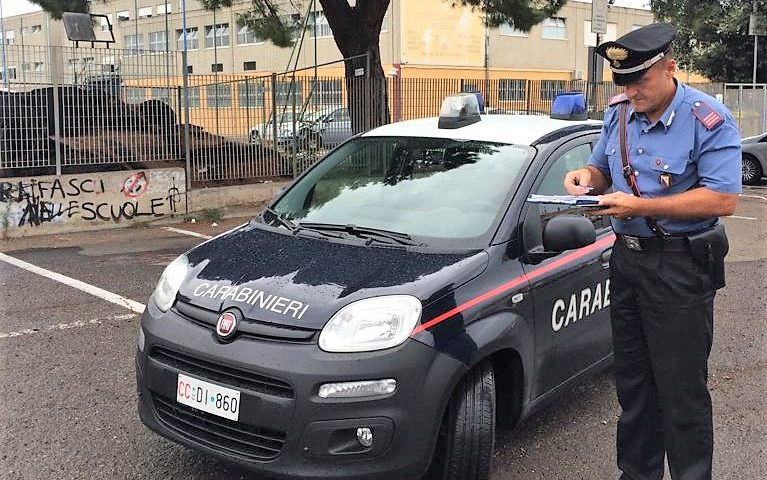 Versa carburante e minaccia i carabinieri con un accendino. In arresto pregiudicato cagliaritano