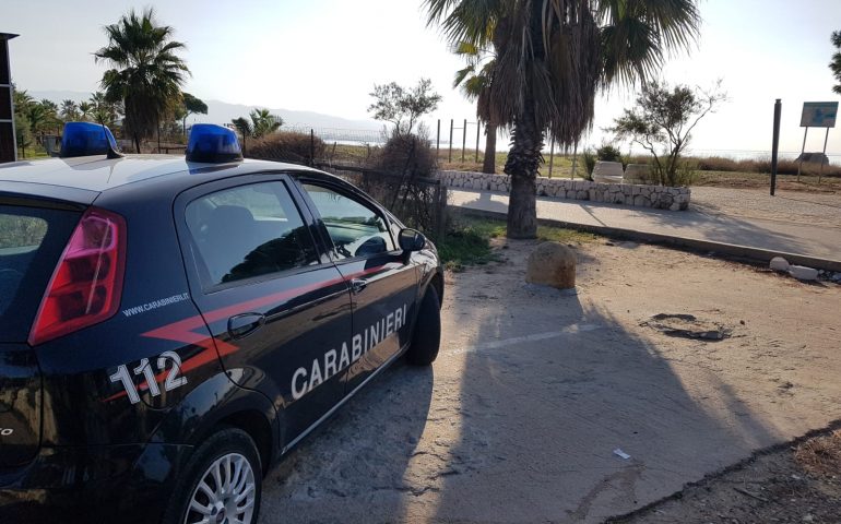 Lite violenta al Poetto: accoltellato un giovane. Indagano i carabinieri