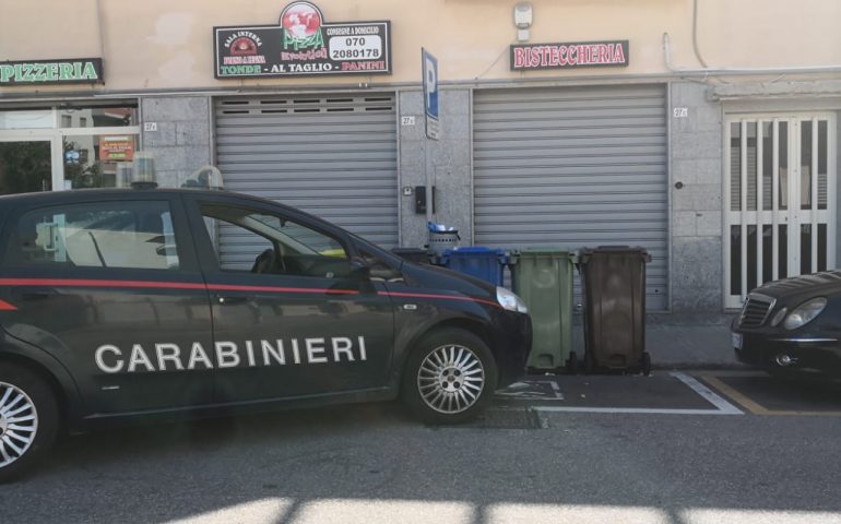 Calci e pugni ai carabinieri. Pregiudicato ubriaco fermato in una pizzeria di via Mandrolisai