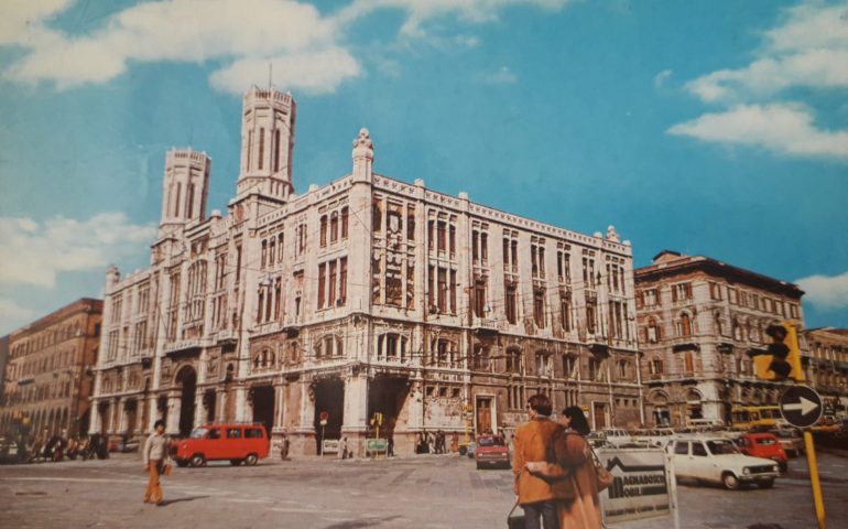 La Cagliari che non c’è più: il palazzo Comunale e i passanti 40 anni fa, qualcuno si riconosce?