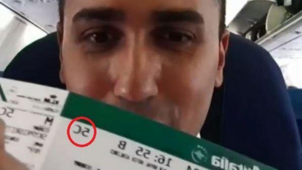 Di Maio va Cina e mostra il biglietto aereo: “Volo in economy”. Ma sui social è bufera: “Il 5C è business”