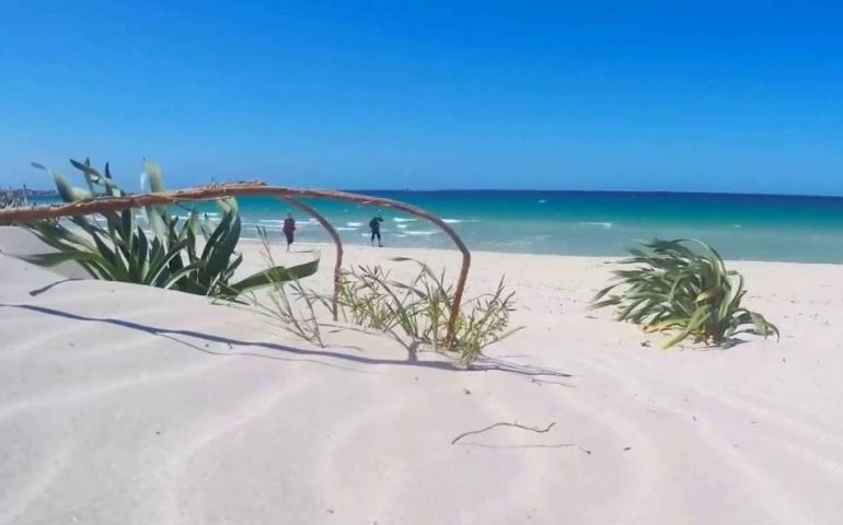 Alghero: bambini al mare devastano una duna in spiaggia. Famiglie multate