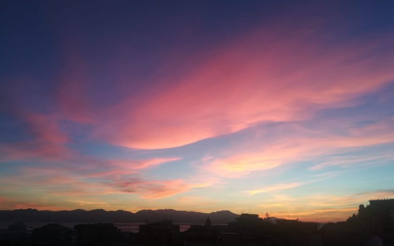 La foto. Il tramonto di oggi a Cagliari: i colori da Monte Urpinu verso Ovest