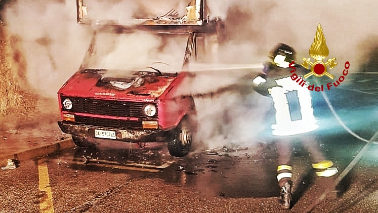 furgone incendio pirri