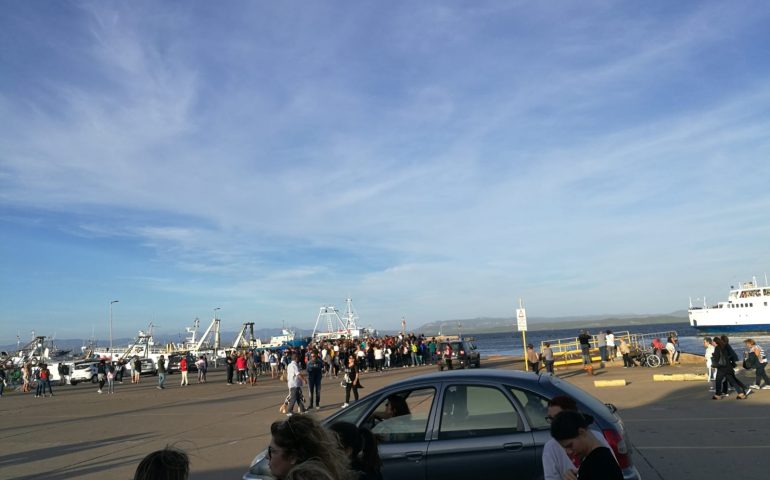 Folla agli imbarchi di Carloforte e Calasetta: tutti pazzi per Gianni Morandi ma molti rimangono a terra