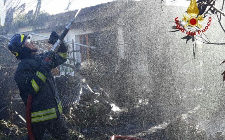 Quartu, brucia una palma: i Vigili del Fuoco mettono in sicurezza un’abitazione