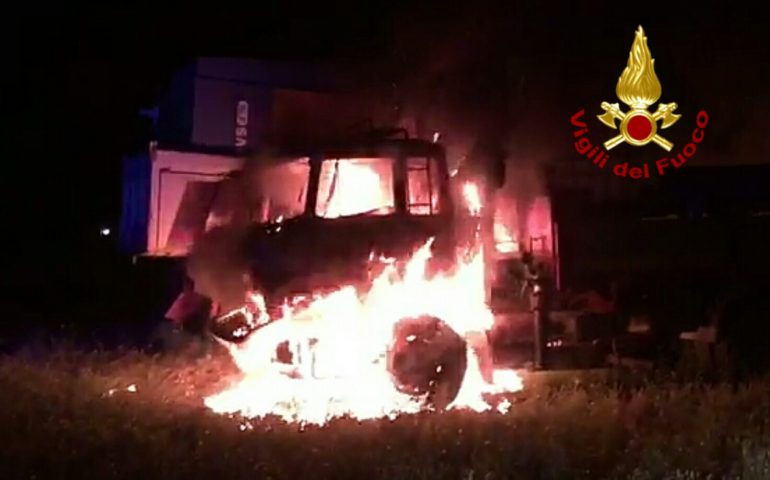 Settimo San Pietro: incendio distrugge completamente due camion