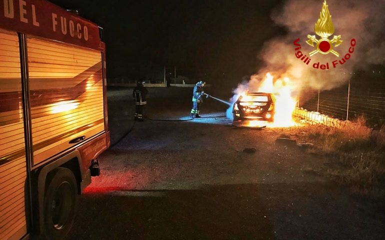 Notte di fuoco a Quartu Sant’Elena: le fiamme distruggono una Mercedes
