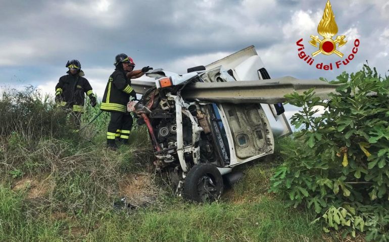 Dolianova, autocarro esce di strada e si incastra nel guard rail: ferito il conducente