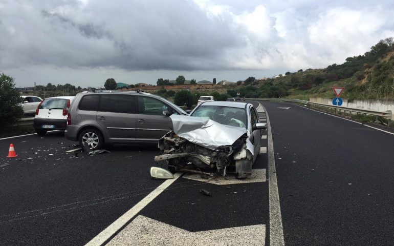 Cagliari, brutto incidente sul raccordo della Statale 195: tre feriti all’ospedale