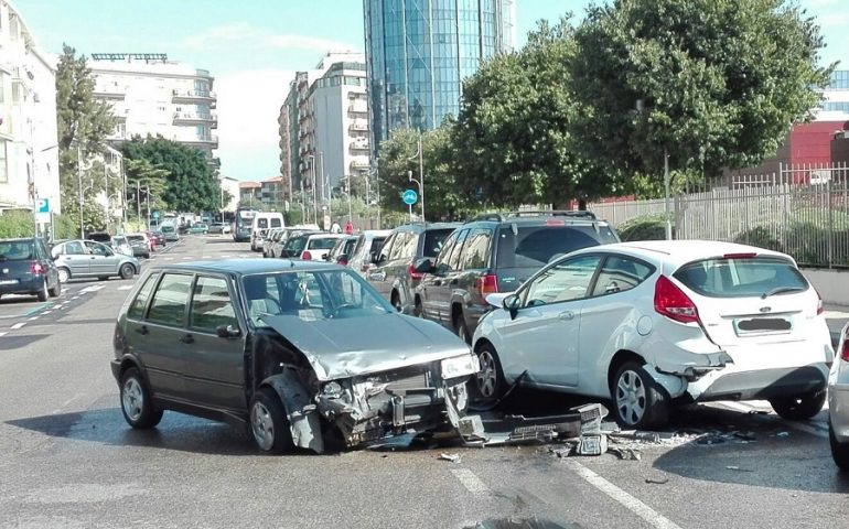 Cagliari: Fiat Uno fa carambola in curva e si schianta su tre auto parcheggiate