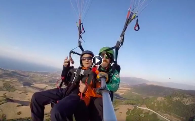 Ghilarza, festeggia gli 88 anni del padre lanciandosi insieme a lui con il parapendio (VIDEO)