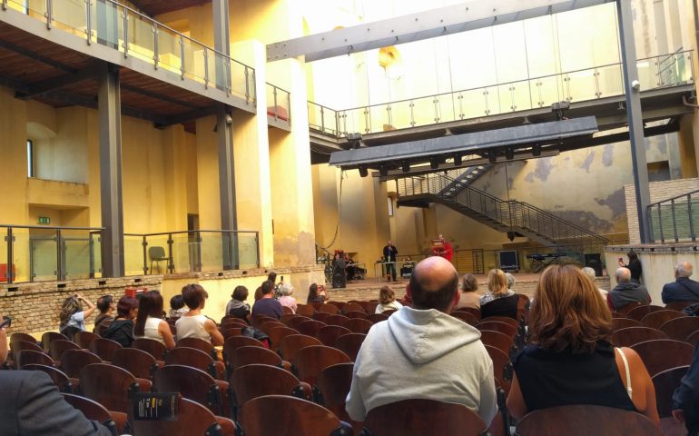 “Parole spalancate”: musica e poesia si mescolano al Teatro Civico di Castello