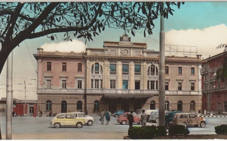 La Cagliari che non c’è più: una bella foto colorata di piazza Matteotti nel 1964