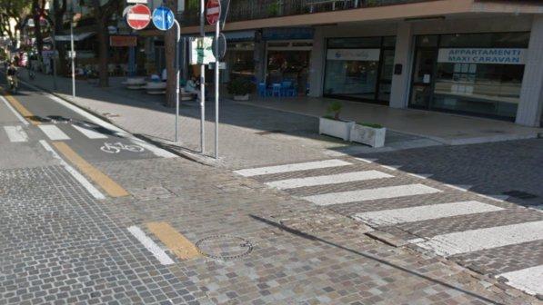 Bambina di 5 anni multata di 20 euro per aver camminato sulla pista ciclabile