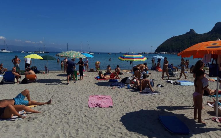 La foto: il Poetto oggi, una giornata al mare, i Cagliaritani prendono d’assalto la spiaggia