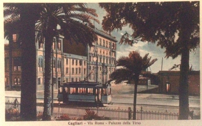 La Cagliari che non c’è più: il tram in via Roma all’inizi del Novecento (quando non c’era il palazzo dell’Enel)