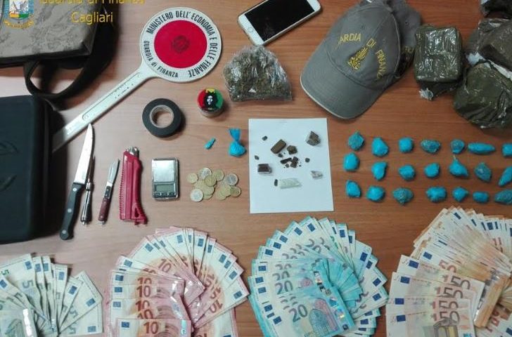 La Maddalena spiaggia: inseguimento e arresto di un ventenne per spaccio a Capoterra