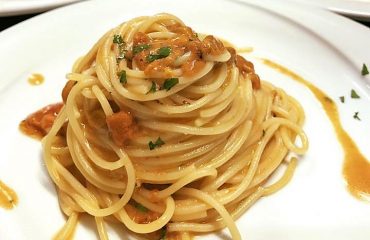 La ricetta Vistanet di oggi: spaghetti ai ricci di mare, uno dei piatti più amati dai Cagliaritani