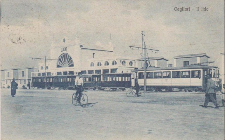 La Cagliari che non c’è più: il Lido e tram elettrico in una magnifica cartolina del 1925