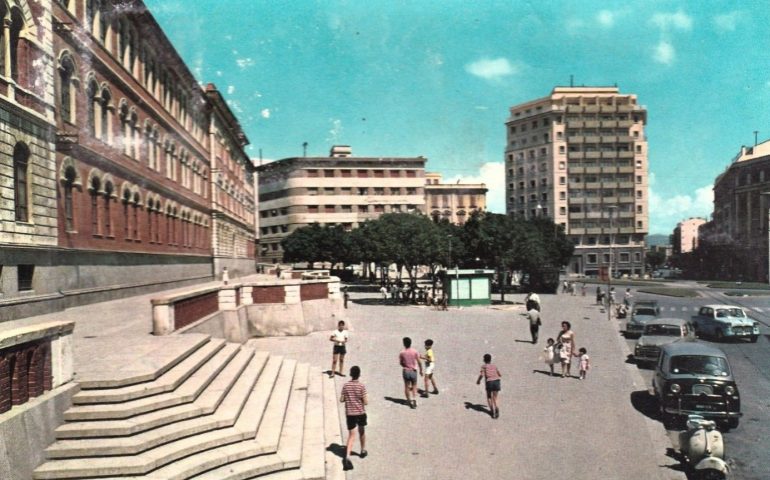 La Cagliari che non c’è più: 1965, un gruppo di bambini si diverte in piazza Garibaldi