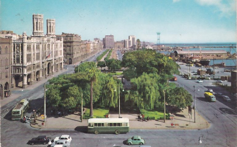 La Cagliari che non c’è più: piazza Matteotti e via Roma in una foto del 1970