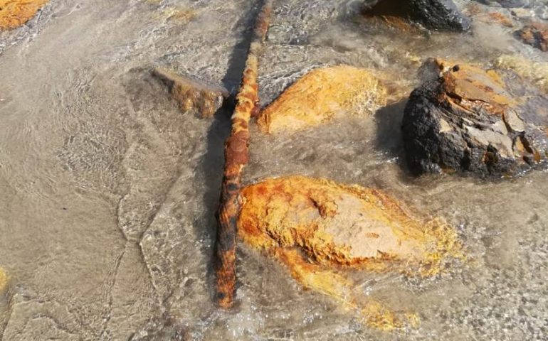 Mistero risolto nella spiaggia di Carloforte. Il tubo in mare è un vecchio cavo del telegrafo