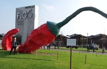 "The Red Giant", a Bologna il peperoncino gigante dell'artista sardo Giuseppe Carta