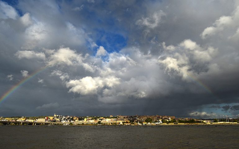 La foto. Panoramica di Cagliari oggi in una bella immagine con l’arcobaleno di Giuseppe Vacca