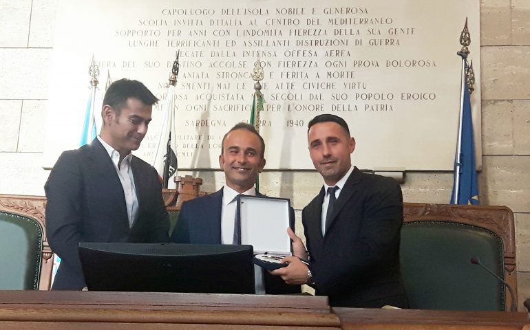 Andrea Cossu premiato in Comune per l’attaccamento alla maglia. E su Barella: “Spero che domani giochi”