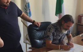 Sean Christian Wheeler firma l'atto che riconosce le due madri