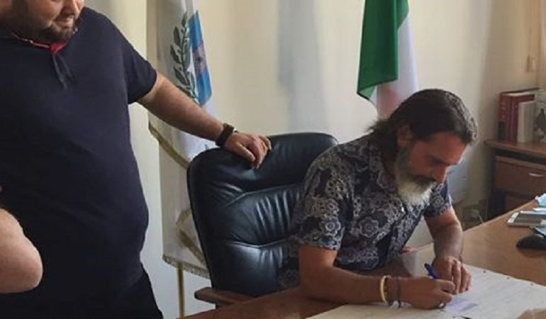 Sean Christian Wheeler firma l'atto che riconosce le due madri