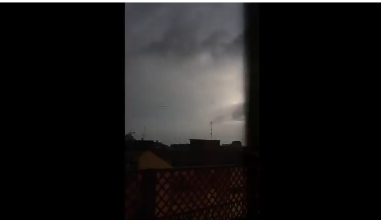 (VIDEO) Cagliari, una pioggia di fulmini accompagna l’aereo nel suo atterraggio