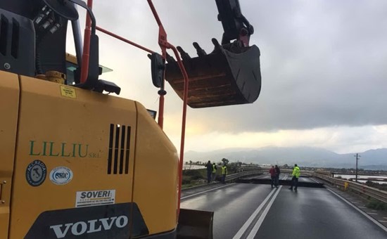 Crolli sulla Statale 195: gli operai dell’Anas lavorano per ripristinare la viabilità