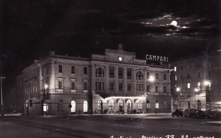 La Cagliari che non c’è più: la stazione dei treni in una foto notturna del 1959
