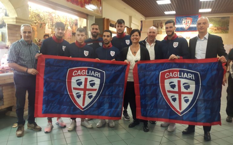 (FOTO E VIDEO) Pavoletti, Barella e altri rossoblù al mercato di San Benedetto con le nuove bandiere del Cagliari