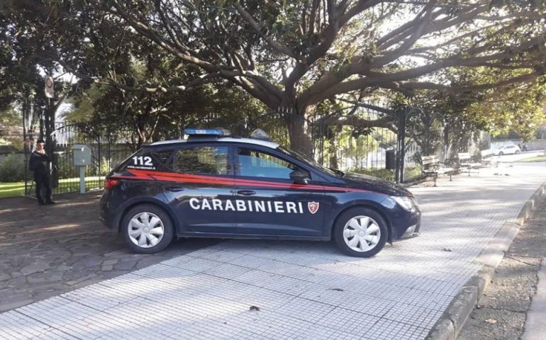 Villacidro, posta una foto con dosi di marijuana e i Carabinieri lo arrestano