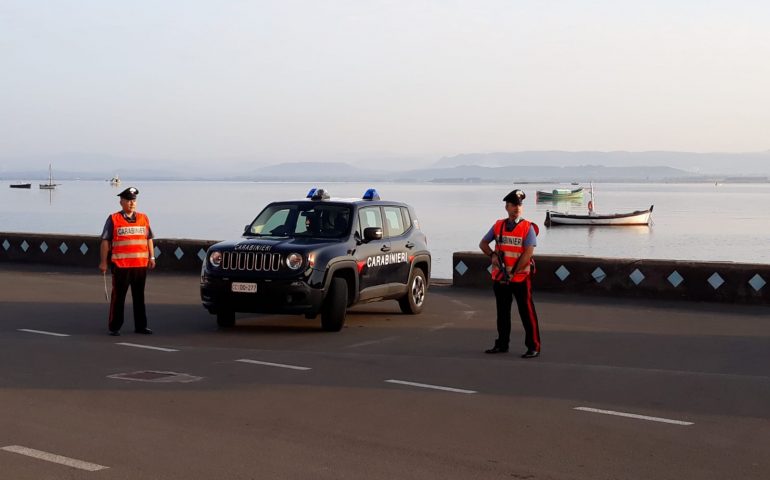 Sant’Antioco. Innamorato furioso prima squarcia la gomma del rivale poi lo minaccia con un coltello