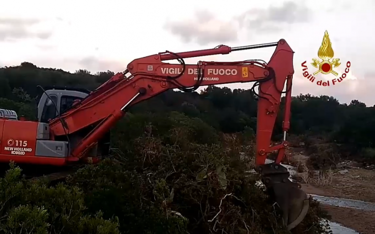 (VIDEO) Fango e canali ostruiti a Costa rei. I Vigili del fuoco a lavoro per rimettere in sicurezza le strade