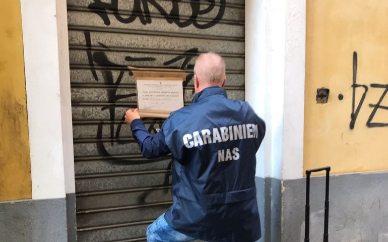 Depositi abusivi, sporcizia e alimenti mal conservati. A Cagliari i Nas sequestrano due locali