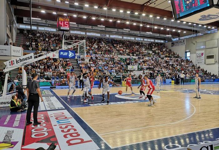 Bella vittoria della Dinamo Sassari nell’esordio in campionato: battuta Varese 71-60