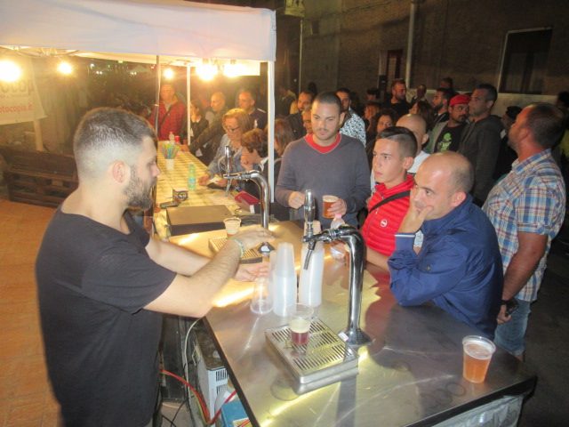 (PHOTO) Festa della Birra ad Assemini, tanta gente tra bancarelle, musica, balli, panade e la birra dei sardi