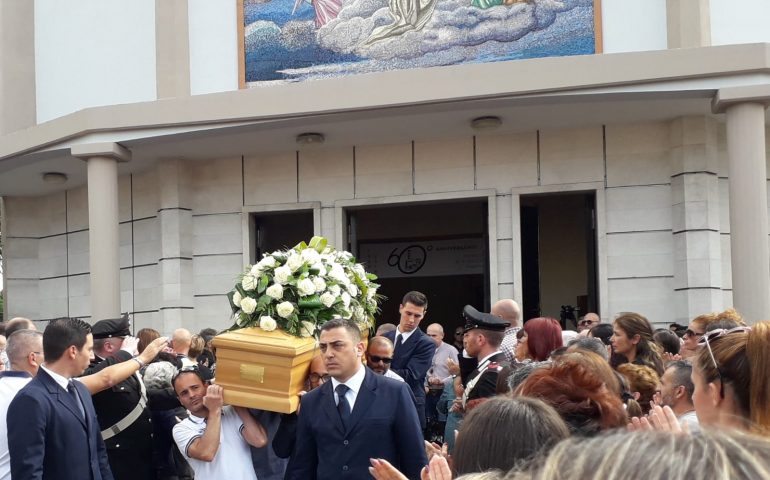 (VIDEO) Assemini si stringe intorno alla famiglia di Tamara Maccario in un simbolico abbraccio