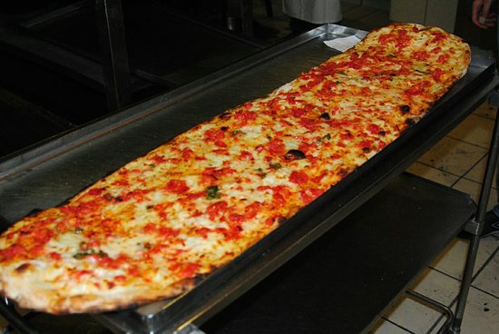 Pizzeria lo licenzia, lui chiama per ordinare 8 metri di pizza. 35enne denunciato per atti persecutori