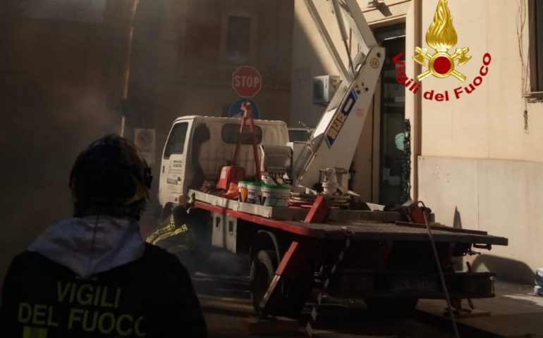 Attimi di paura a Cagliari. A fuoco il motore di una gru, operatore bloccato nel cestello salvato dai Vigili del fuoco
