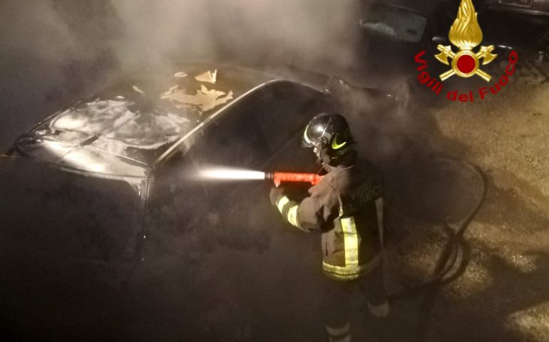 Notte di fuoco a Cagliari. Auto in fiamme a San Michele e Is Mirrionis